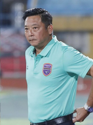 HLV Lê Huỳnh Đức đấu trí trận rất quan trọng, ông Kim Sang-sik không bỏ lỡ