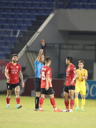 V-League gay cấn: Văn Thanh thẻ đỏ, HLV Kiatisak và CLB CAHN thua trận thứ hai liên tiếp