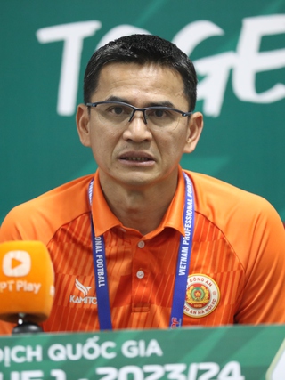 HLV Kiatisak tiết lộ lý do thất bại trước CLB Quảng Nam