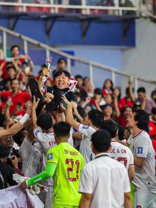 Tổng thống Indonesia chúc mừng, HLV Shin Tae-yong nhảy múa cùng cầu thủ: 'Chúng tôi là lịch sử!'