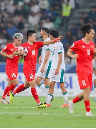Hàng tấn công của Việt Nam thời thầy Kim so với thời HLV Troussier, sắc hơn hẳn!