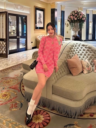 Biến hóa trẻ trung, tươi tắn với trang phục màu sáng rạng ngời mùa hè