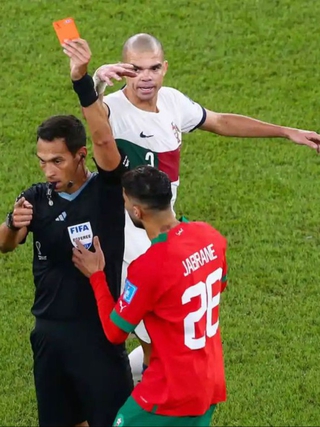 Trọng tài đặc biệt nhất EURO 2024: Từng bị Ronaldo phản ứng, có trận rút 10 thẻ đỏ
