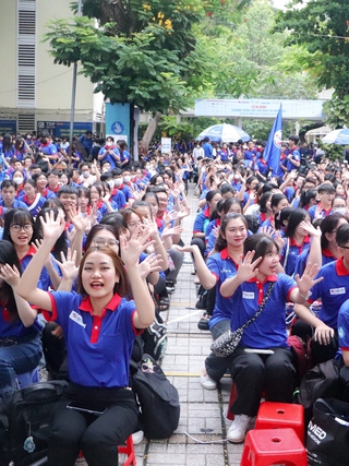 Tình nguyện viên tràn đầy khí thế ra quân tiếp sức thí sinh