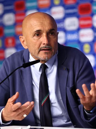 Đội tuyển Ý ‘vượt ải khó’, HLV Spalletti từ cáu giận chuyển sang làm lành với phóng viên