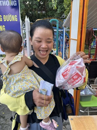 Độc lạ 'bánh mì treo' ở Phú Yên với mong muốn không còn ai bị đói