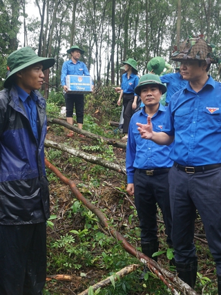 Anh Bùi Quang Huy thăm động viên công nhân đang xây dựng đường dây 500 kV