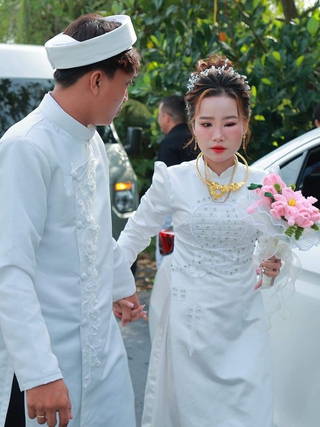 Hy hữu chuyện cô dâu bị ong chích sưng mắt trong ngày hôn lễ