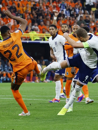 Tranh cãi gay gắt: ‘Harry Kane diễn kịch, trọng tài biếu không đội tuyển Anh quả phạt đền’