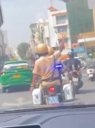 CSGT TP.HCM mở đường giúp ô tô chở trẻ sơ sinh đi cấp cứu
