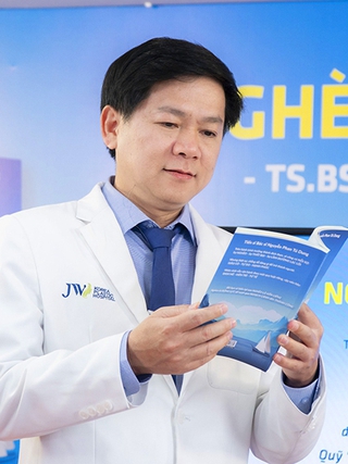 Bác sĩ viết sách Nghèo là vốn liếng truyền cảm hứng 
cho giới trẻ
