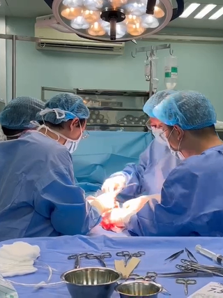 Hy hữu: Trượt ngã khi đang sửa điện, vào viện cùng cây cơ bida đâm xuyên chỗ hiểm
