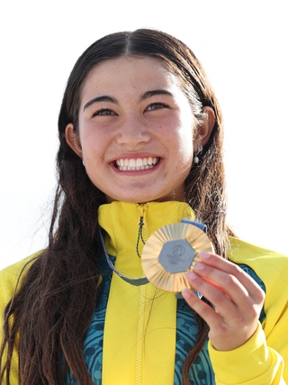 VĐV 14 tuổi giành HCV Olympic, cha mẹ tặng ngay một chú vịt làm thú cưng
