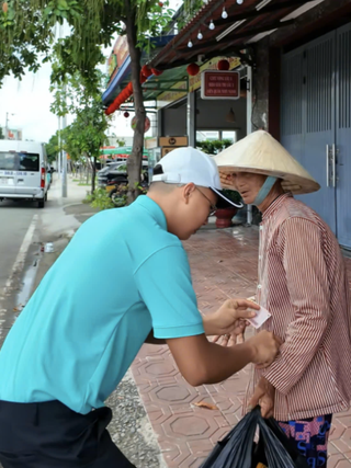 Xúc động clip cụ bà lượm ve chai góp tiền ủng hộ vùng lũ: 'Thương ngoại quá!'