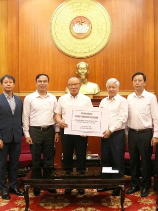 HLV Park Hang-seo và Công ty Onside Field VietNam ủng hộ đồng bào vùng bão lũ 200 triệu đồng