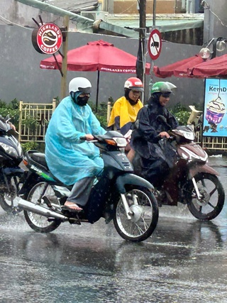 TP.HCM: Mưa kéo dài cả ngày khiến nhiều người đi học, đi làm khổ sở