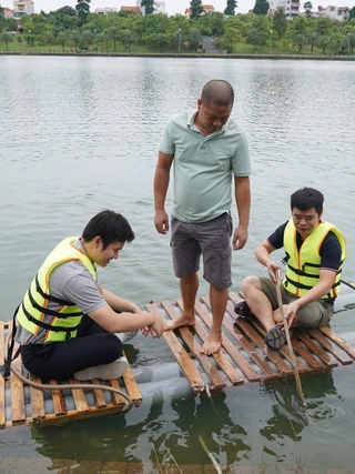 Thương người dân vùng lũ bị nước chia cắt, nhóm bạn làm bè tặng miễn phí