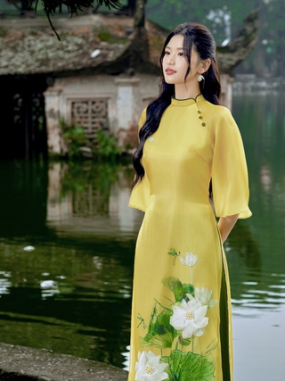 Vẽ nên bức tranh mùa thu mộng mơ với tà áo dài duyên dáng