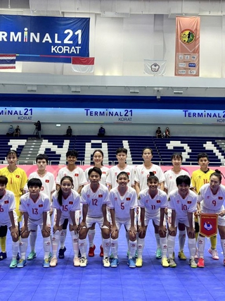 Thanh Ngân rực sáng, đội futsal nữ Việt Nam thắng như chẻ tre trên đất Thái Lan