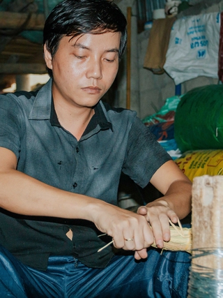 Chàng trai mù tốt nghiệp bằng giỏi, mở cơ sở làm chổi giúp đỡ người khuyết tật