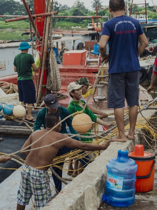 Xúc động với bộ ảnh ‘chạy bão’ của người dân làng biển