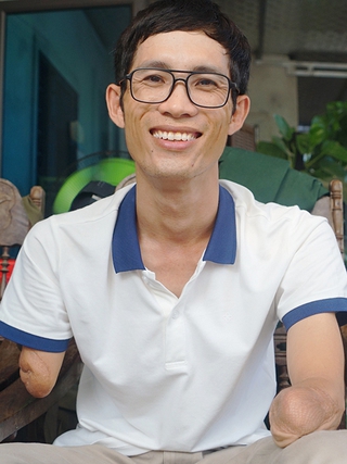 Nghị lực của chàng thạc sĩ nông nghiệp mất hai tay