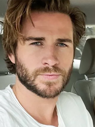 Bạn gái đăng ảnh tình tứ bên Liam Hemsworth