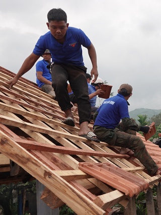 Thanh niên xây nhà mới, sửa chữa nhà cũ cho người dân miền núi