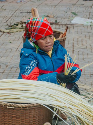 Trời trở lạnh, đồng bào Vân Kiều vẫn gùi nông sản, quả rừng ra chợ tết sớm