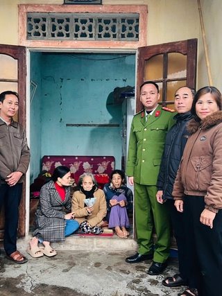 Ấm lòng cuối năm: Chú bộ đội, công an xã trả lại tiền cho người nghèo đánh rơi