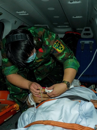 Áp lực kinh hoàng khi trực thăng xuyên bão đưa 3 bệnh nhân Trường Sa thoát cửa tử