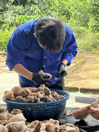 Tất bật nhiều ngày làm hàng trăm hũ thịt heo muối gửi bà con vùng lũ