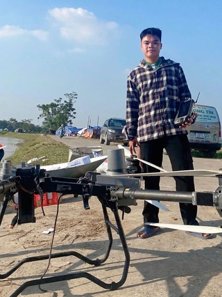 Chàng trai 19 tuổi mang drone gần 400 triệu đồng giúp người dân vùng lũ