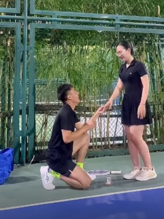 Huấn luyện viên cầu hôn học viên trên sân pickleball gây sốt mạng xã hội