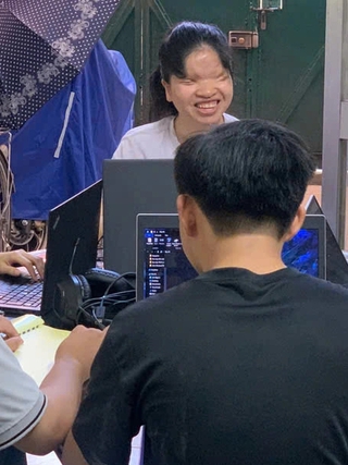 Cô gái khiếm thị làm điều phi thường: Nghiên cứu ứng dụng AI để dạy tiếng Anh