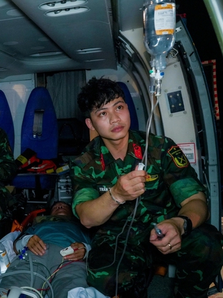 Trực thăng xuyên đêm cứu người lính bị nhồi máu cơ tim ở đảo Thuyền Chài