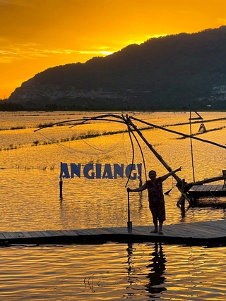Độc đáo quán cà phê giữa cánh đồng An Giang mùa nước nổi