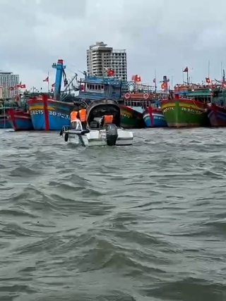 Bão số 12 áp sát: Ngư dân chủ động đưa tàu lên bờ trước “giờ G” 