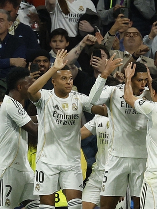 ‘Song sát’ Mbappe - Vinicius suýt phá hỏng ngày vui của Real Madrid, Liverpool thắng ấn tượng