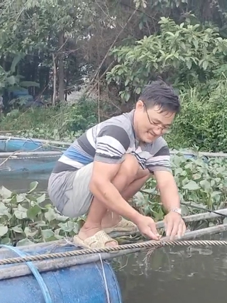 Người nuôi cá tất bật di dời lồng bè: 'Quá tải, phải chấp nhận với thiên tai'