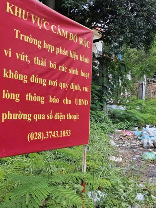 Rác tràn lan trên đường và trước trường học
