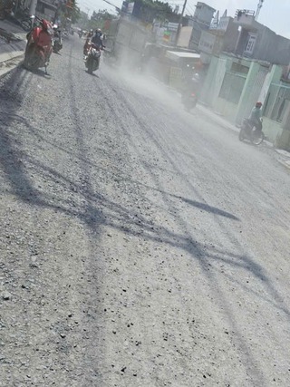 Đá dăm lởm chởm và bụi bặm