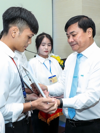 Trao 20 suất học bổng Nguyễn Thái Bình cho tân sinh viên Quảng Ngãi tại TP.HCM
