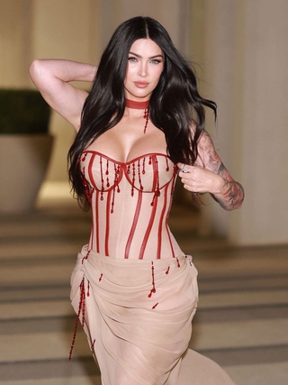 Megan Fox khoe sắc vóc bốc lửa sau khi sinh con thứ 4