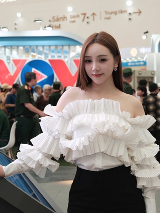 Quỳnh Kool gợi cảm, quyến rũ trong thiết kế khoe vai trần