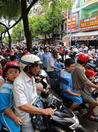 Trường học TP.HCM phải khắc phục ùn tắc giao thông cổng trường