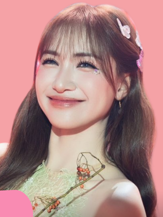 Hòa Minzy chống nạng, ngồi xe lăn đến nhận giải