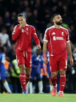 Van Dijk hóa ‘chú hề’, Liverpool thua đau Chelsea phút 90+5 và mất luôn ngôi đầu