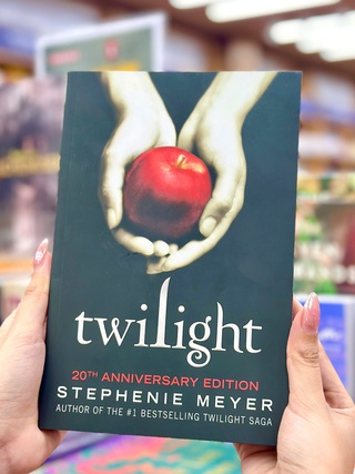 Phát hành tiểu thuyết đình đám 'Chạng vạng' nguyên bản đặc biệt