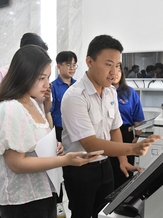 Sinh viên chuyển giao phần mềm hỗ trợ chính quyền địa phương 2 cấp